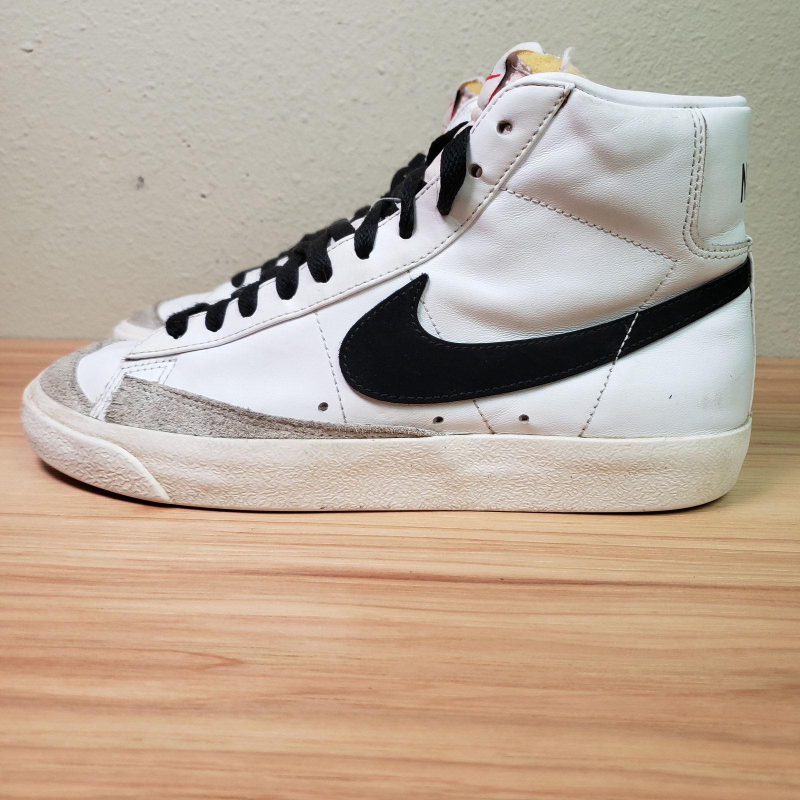 Nike Women's Size 8.5 Blazer 77 Mid Sneakers White Leather Black Swoosh Retro